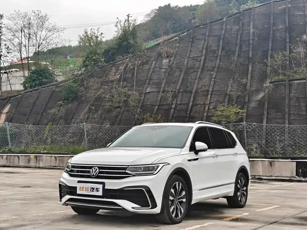 Volkswagen Tiguan L — фото 1