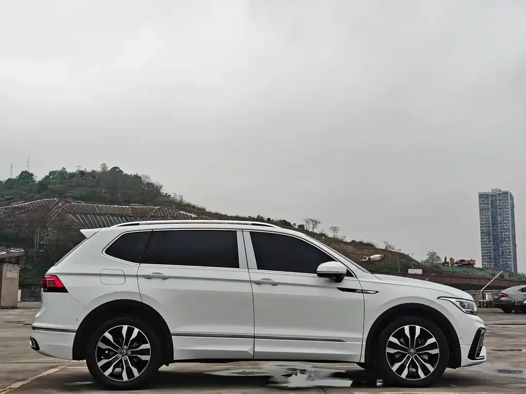 Volkswagen Tiguan L — фото 7