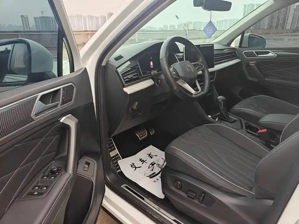 Volkswagen Tiguan L — фото 10