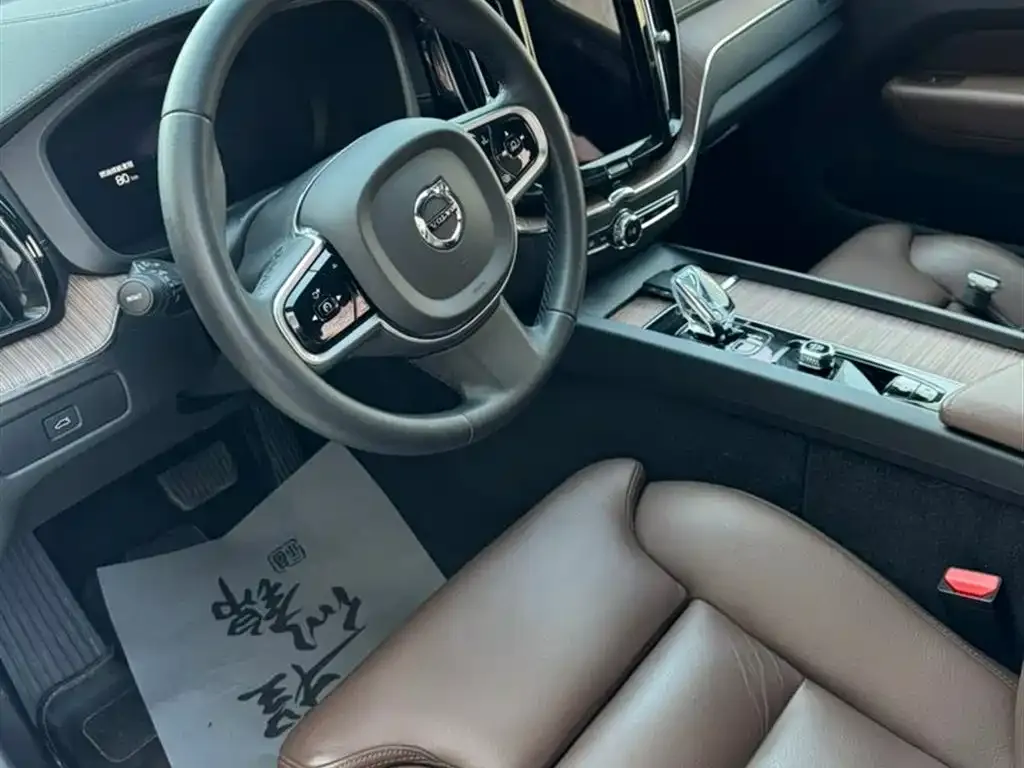 Volvo XC60 — фото 8