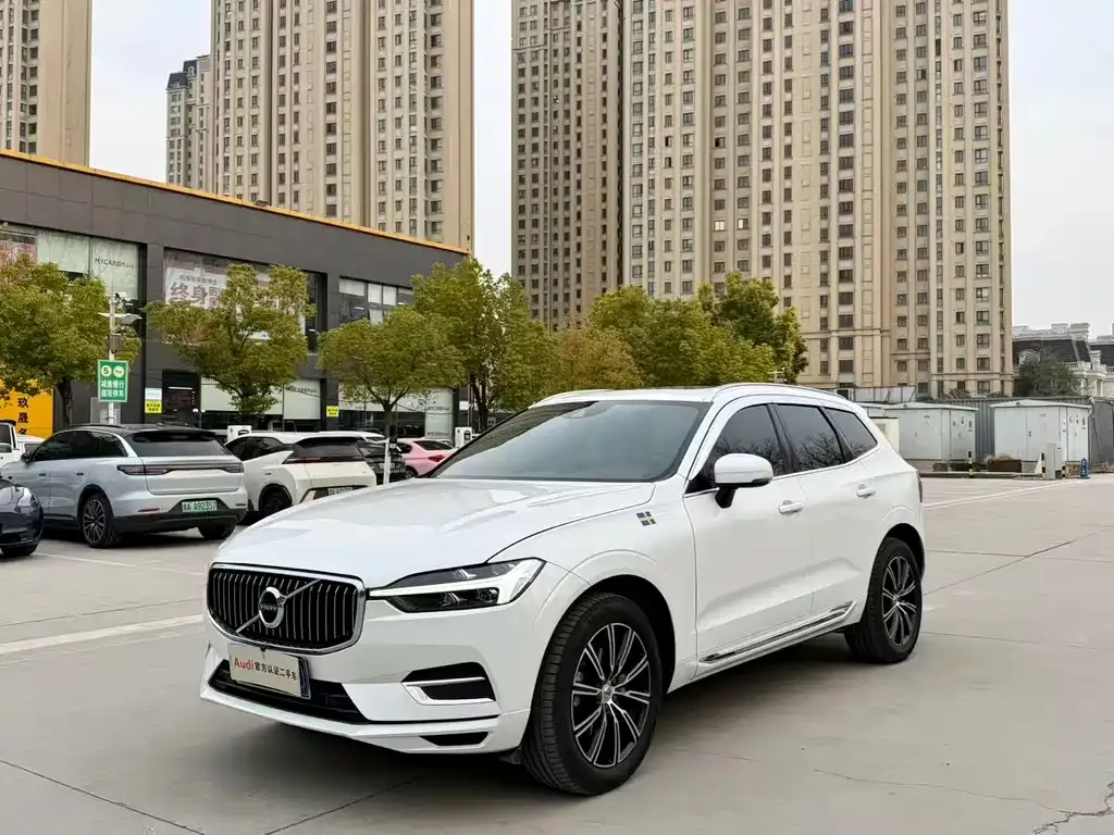 Volvo XC60 — фото 1