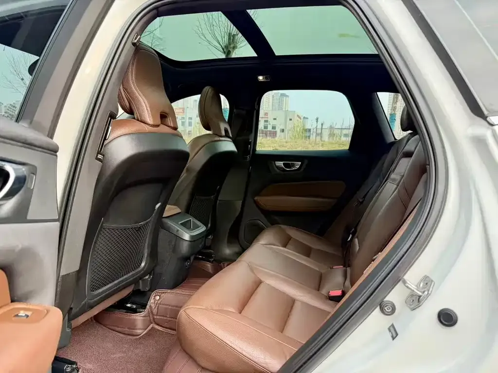 Volvo XC60 — фото 10