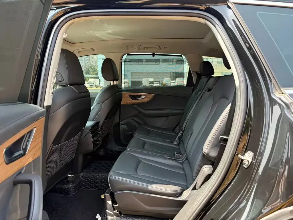 Audi Q7 2024 из CN, фото 3