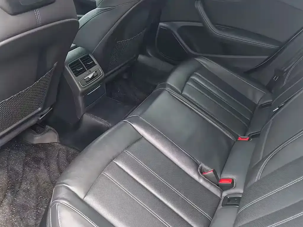 Audi A4L 2024 из CN, фото 4