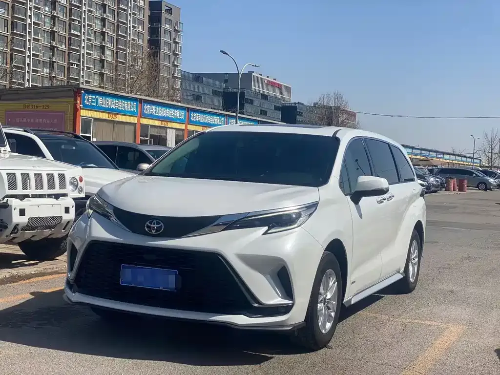 Toyota Granvia — фото 1