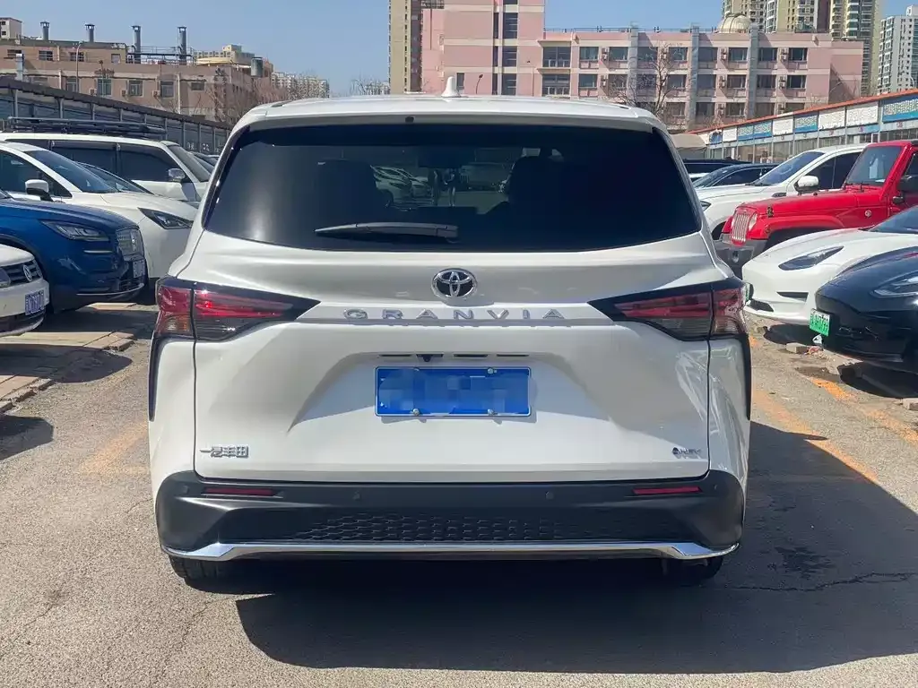 Toyota Granvia — фото 9