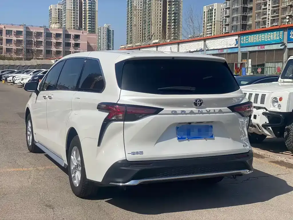 Toyota Granvia — фото 7