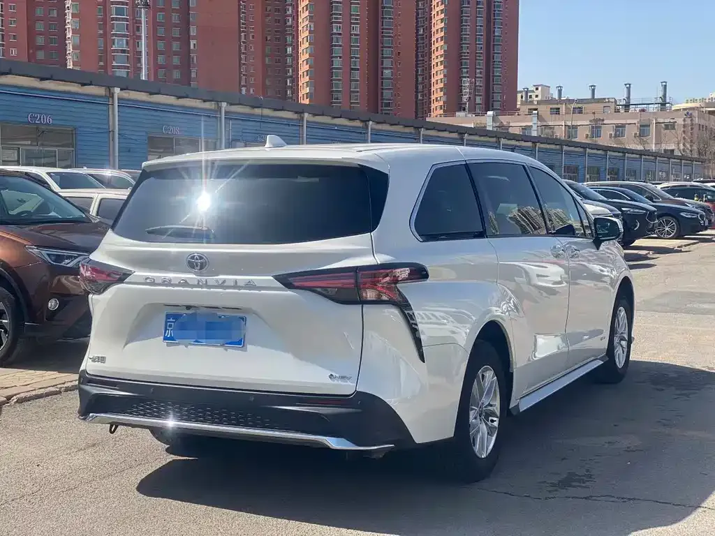 Toyota Granvia — фото 5