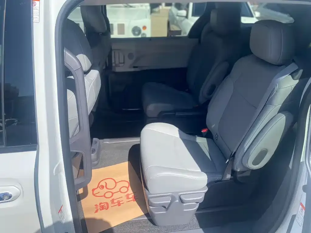 Toyota Granvia — фото 4