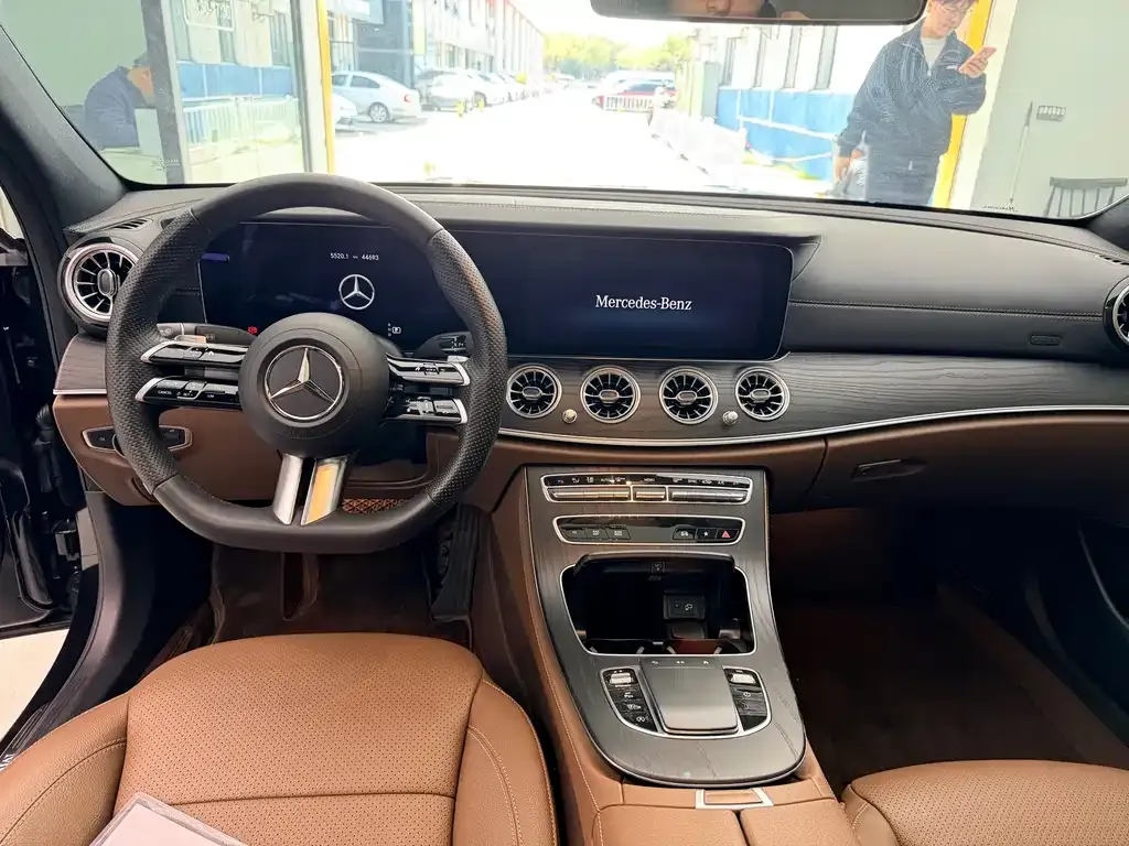 Mercedes-Benz E-Class — фото 7