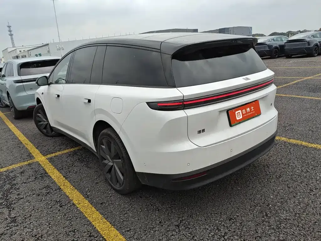 Li Auto i8 — фото 10