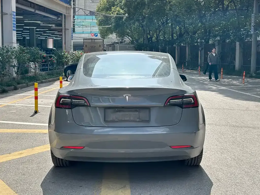 Tesla Model 3 — фото 7