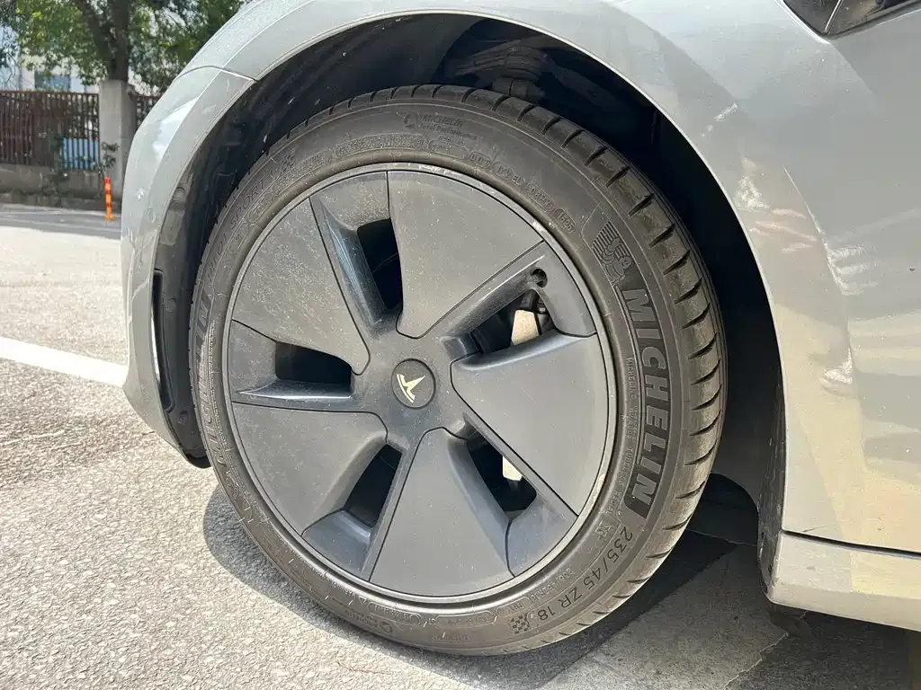 Tesla Model 3 — фото 10