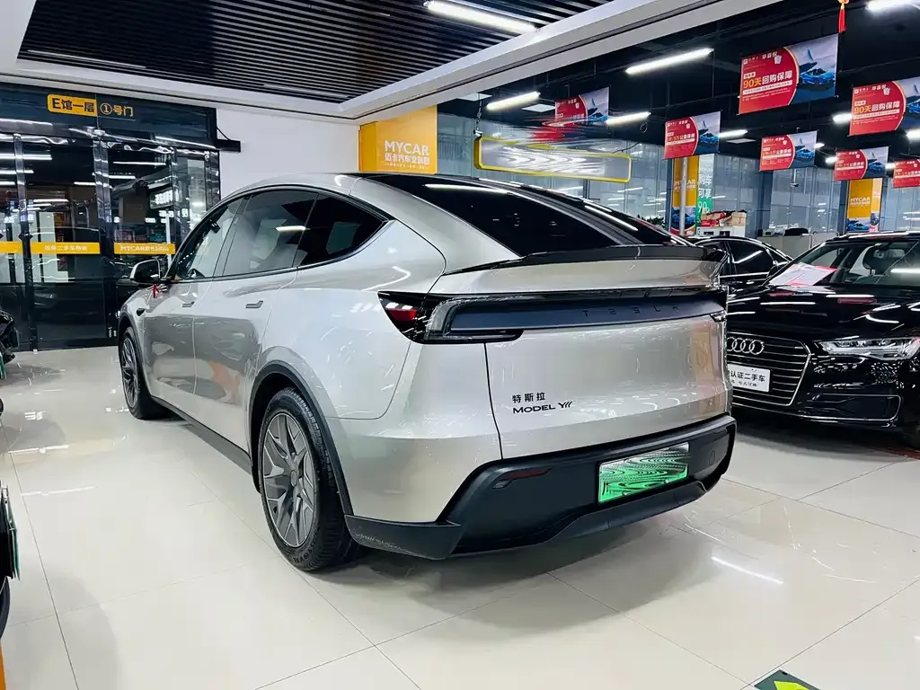 Tesla Model Y L — фото 6