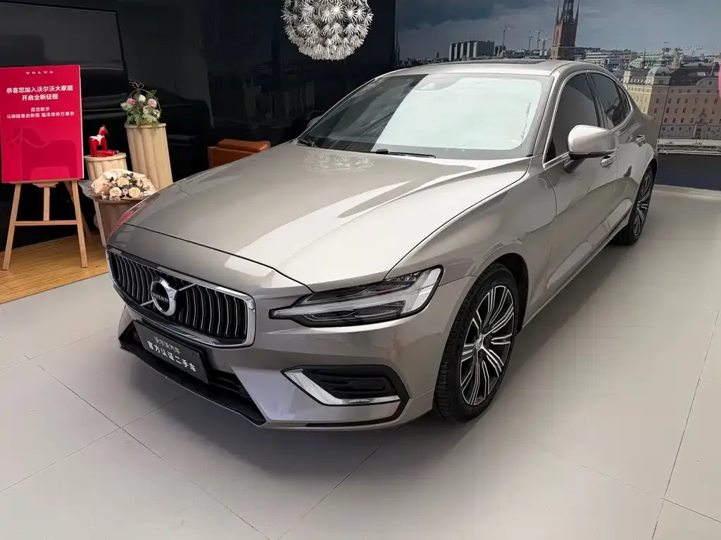 Volvo S60 — фото 1