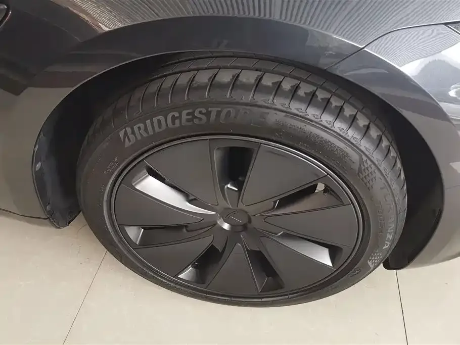 Tesla Model 3 — фото 10