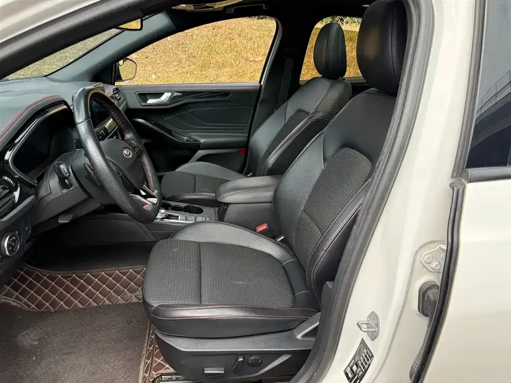 Ford Focus 2021 из CN, фото 8