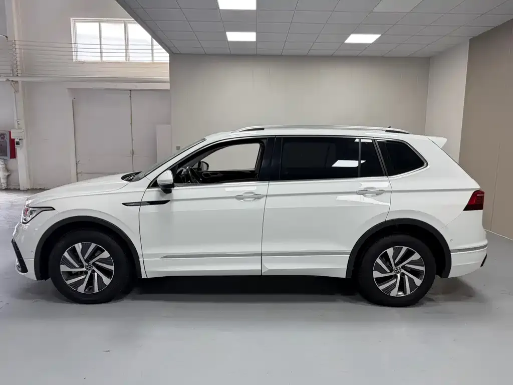 Volkswagen Tiguan L New Energy — фото 3