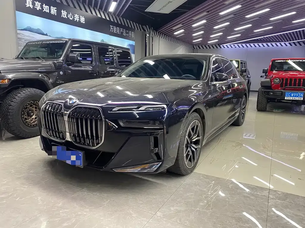 BMW 7 Series — фото 1