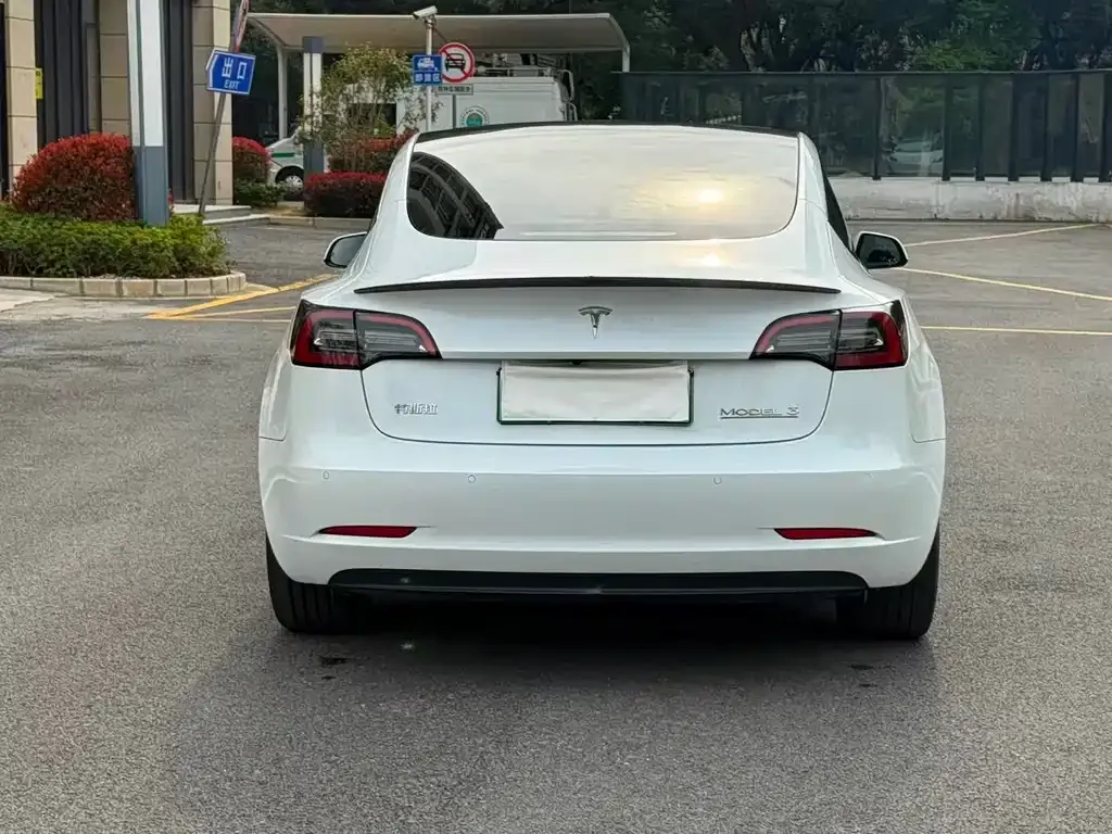 Tesla Model 3 — фото 9