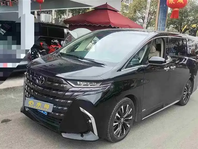 Toyota Alphard — фото 1