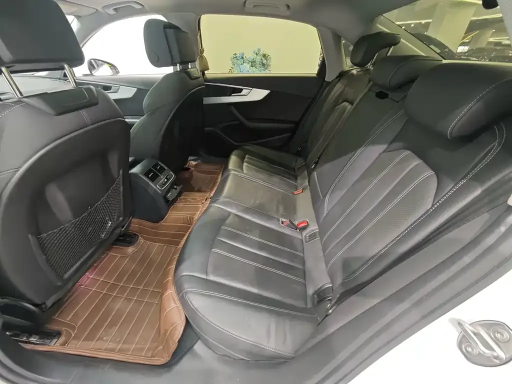 Audi A4L 2022 из CN, фото 9