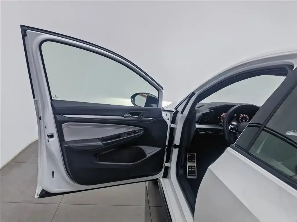 Volkswagen Golf 2025 из CN, фото 4