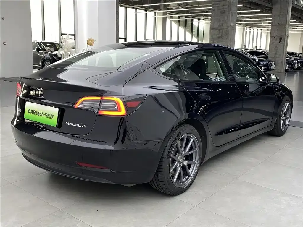 Tesla Model 3 — фото 10
