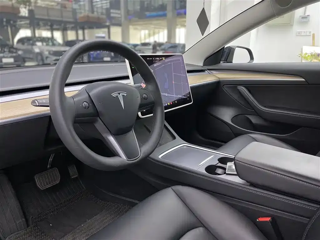 Tesla Model 3 — фото 9
