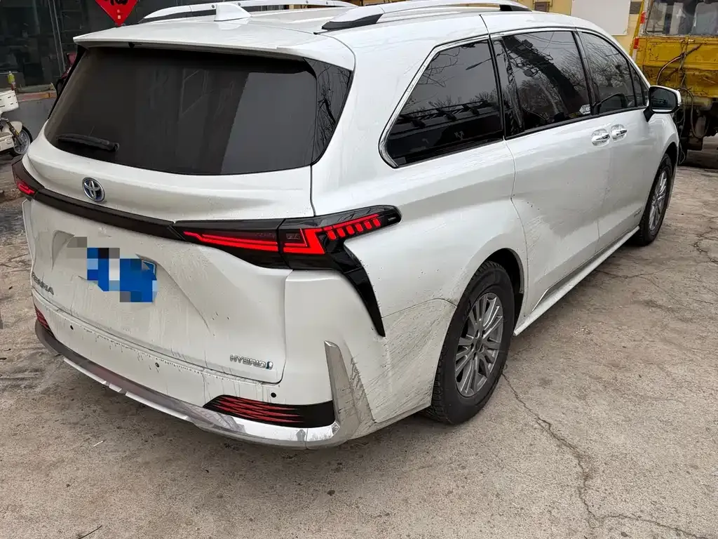Toyota Sienna — фото 2