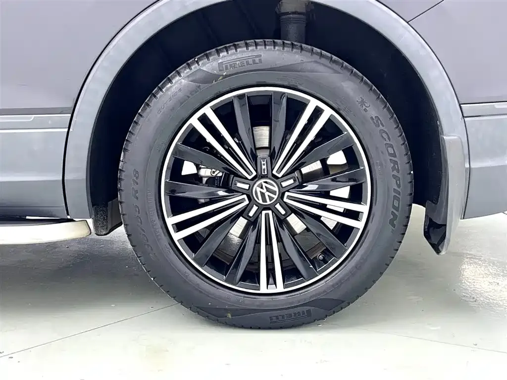Volkswagen Tiguan L — фото 8