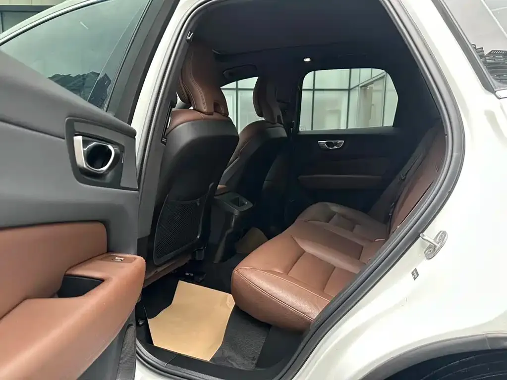 Volvo XC60 2024 из CN, фото 2