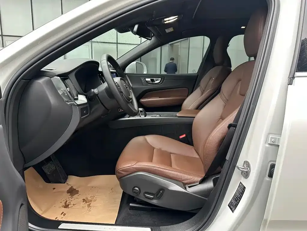 Volvo XC60 2024 из CN, фото 4