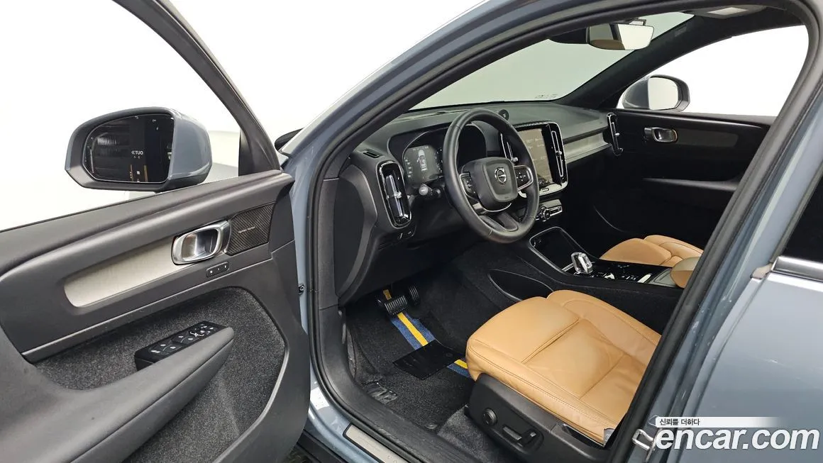 Volvo XC40 — фото 10