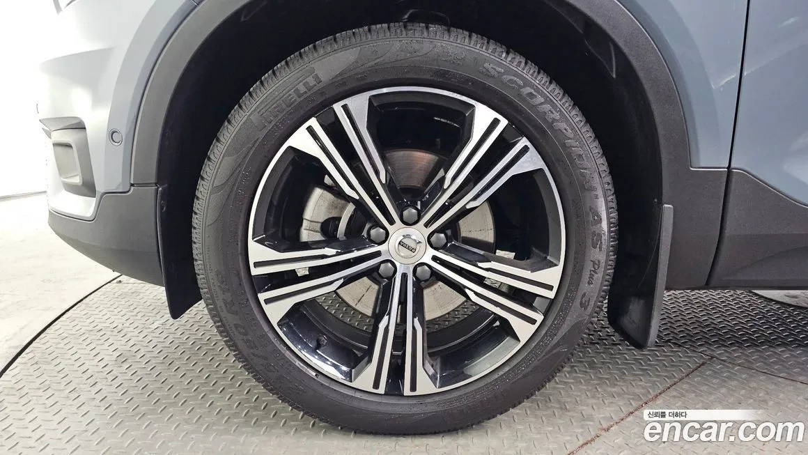 Volvo XC40 — фото 9