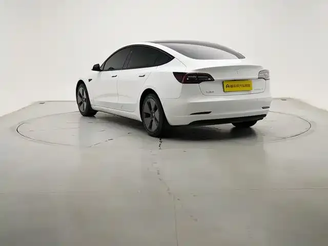 Tesla Model 3 — фото 5