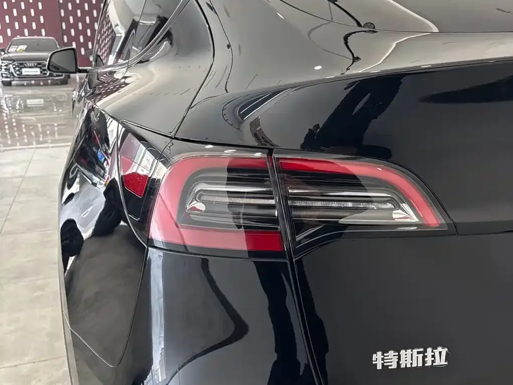 Tesla Model Y — фото 10