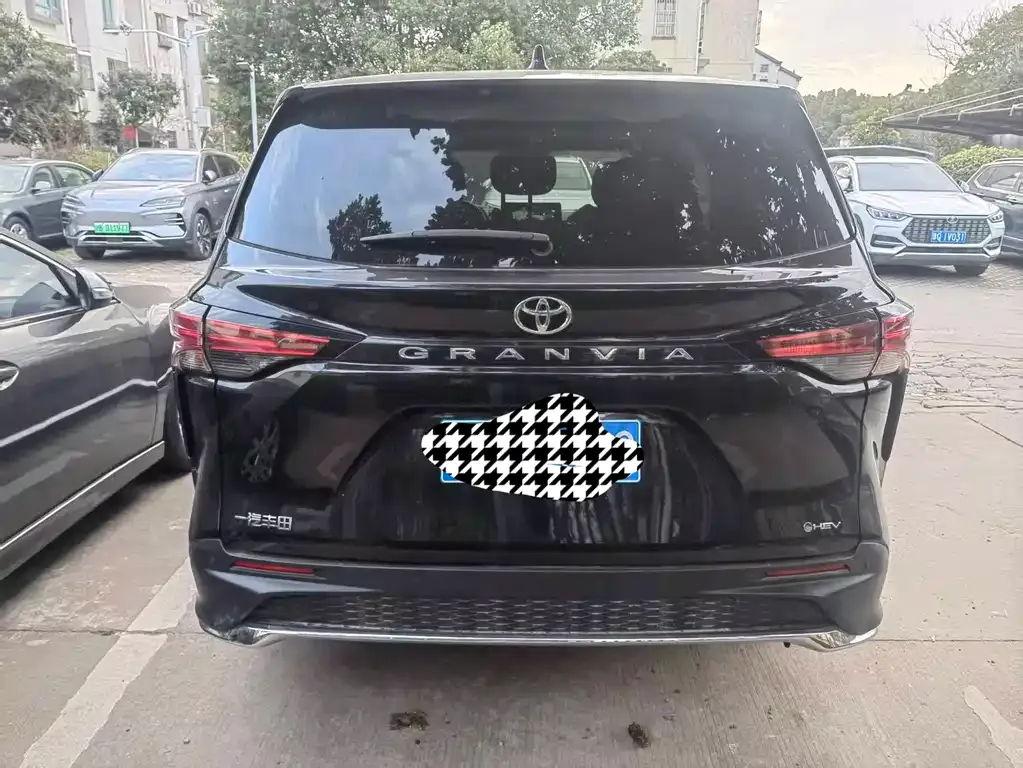 Toyota Granvia 2024 из CN, фото 9