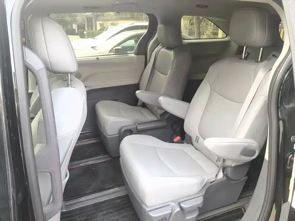 Toyota Granvia 2024 из CN, фото 2