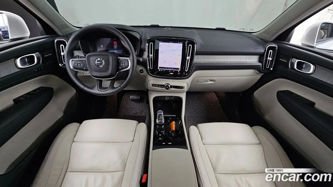 Volvo XC40 — фото 10