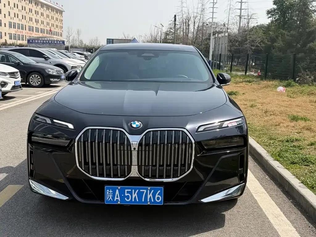 BMW 7 Series — фото 1