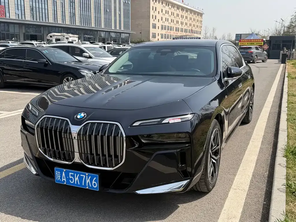 BMW 7 Series — фото 10