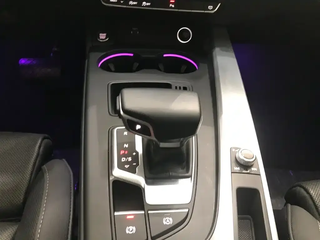 Audi A4L 2022 из CN, фото 2