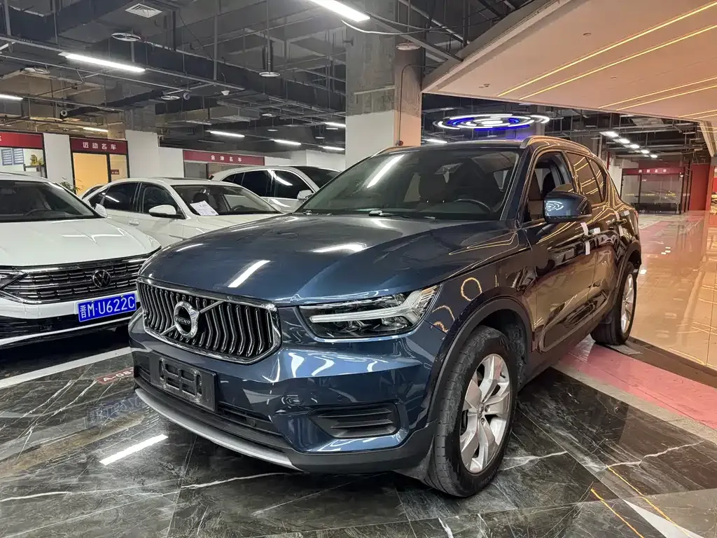 Volvo XC40 — фото 1