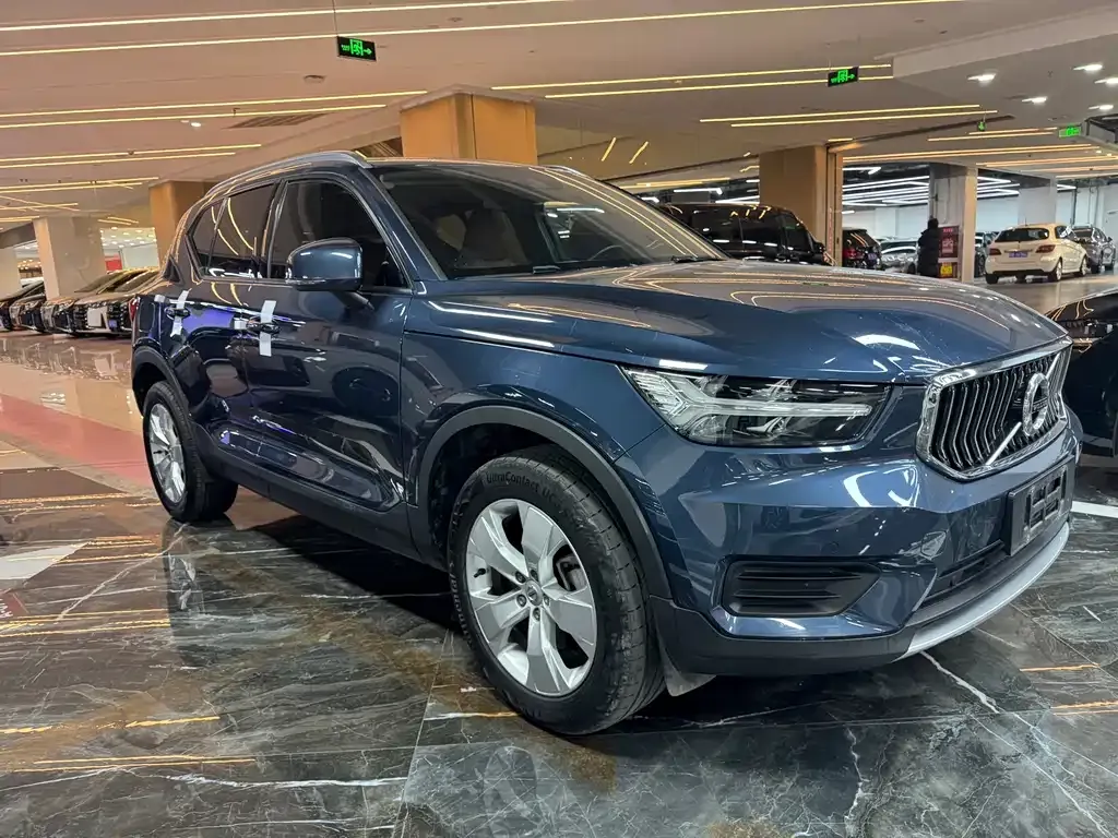 Volvo XC40 — фото 9