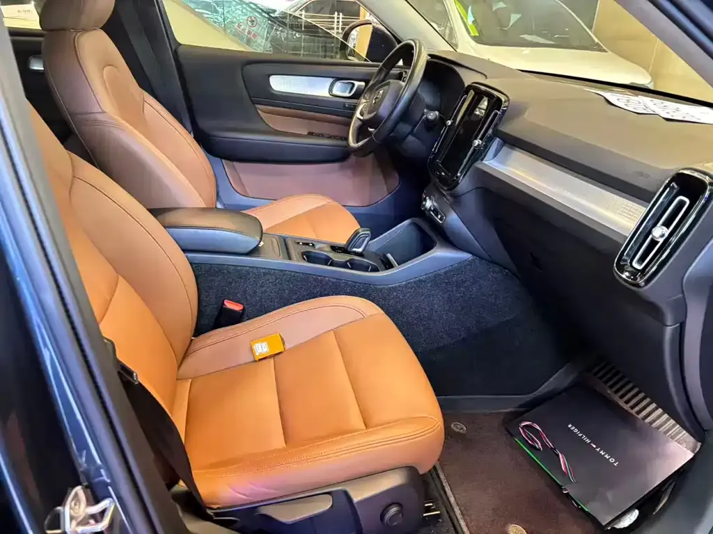 Volvo XC40 — фото 10