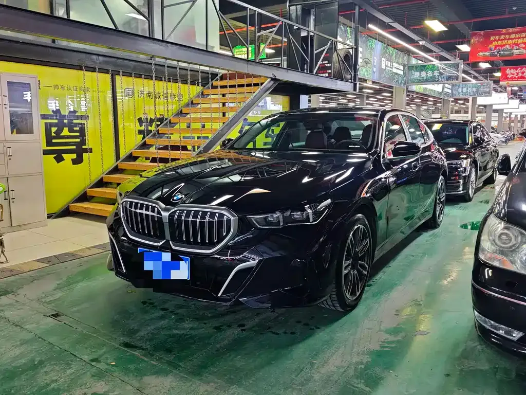 BMW 5 Series — фото 1