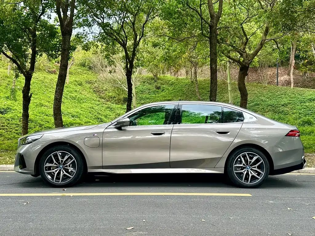 BMW i5 — фото 7