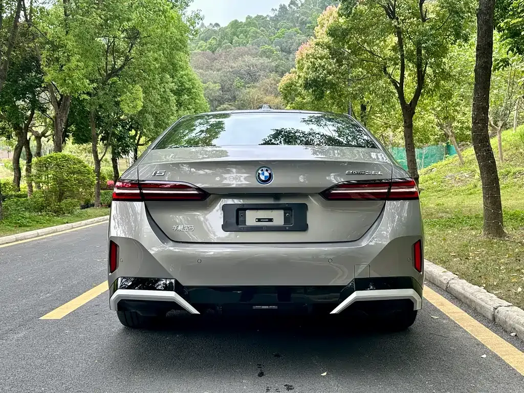 BMW i5 — фото 2