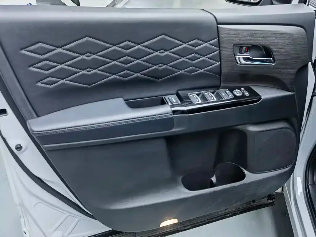 Honda Elysion 2024 из CN, фото 3